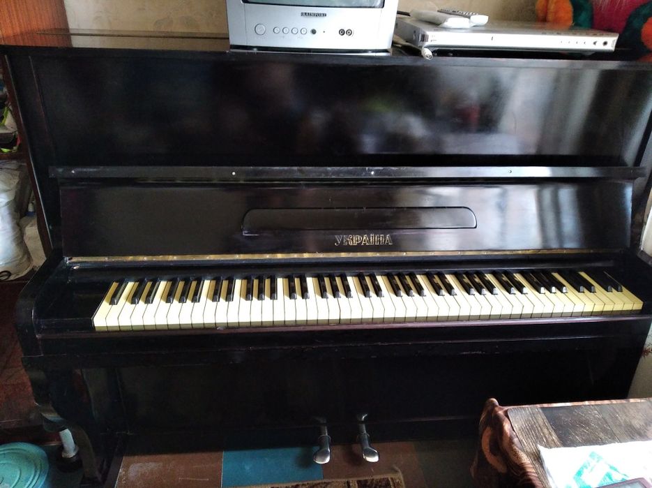 Продам пианино Украина черного цвета