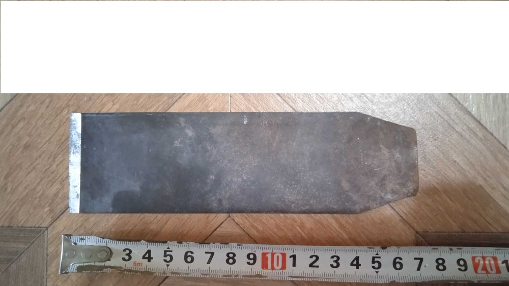 Отвёртки, ключи рожковые, напильники, молотки, кусачки.