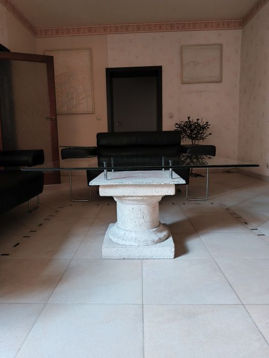 Elegancki stół kawowy z motywem greckim