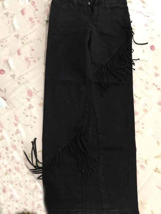 Calças pretas com franjas