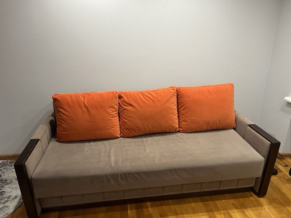 Диван в гарному стані