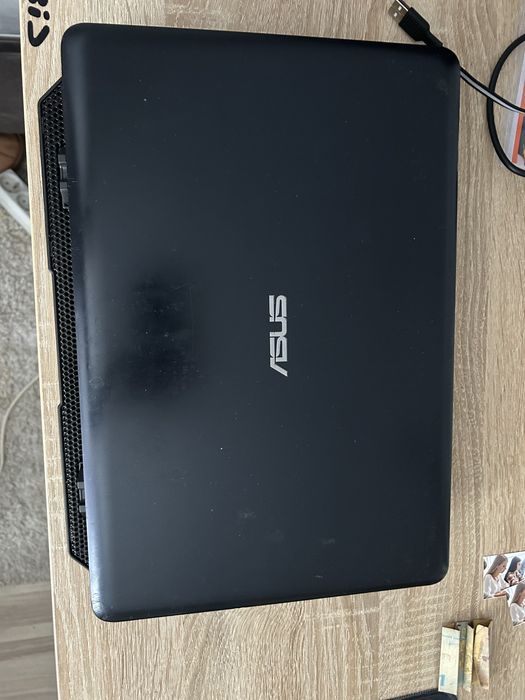 Ноутбук  ASUS в неробочому стані