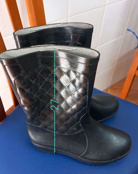BOTAS IMPERMEÁVEIS,GALOCHAS.Dois pares pretas n°37.Pesca,campo,terreno