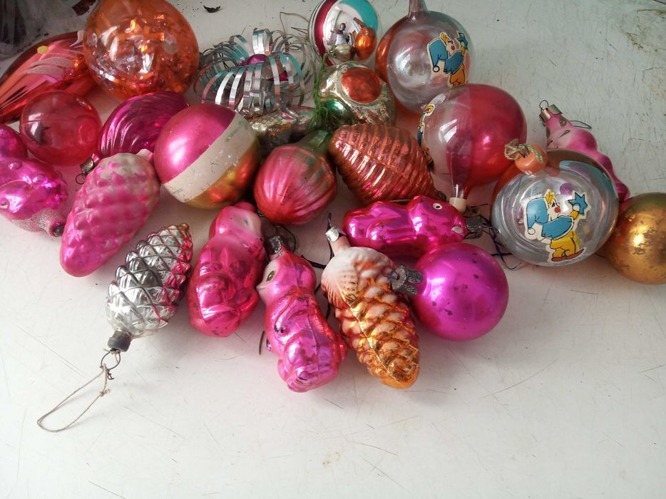 Старі новорічні іграшки скляні