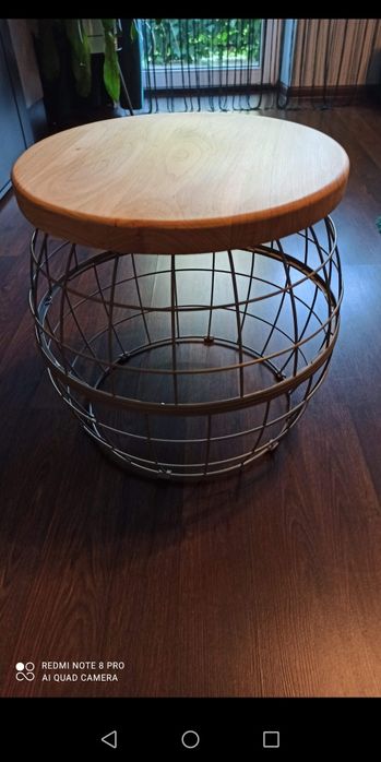 Stolik z drewnianym blatem