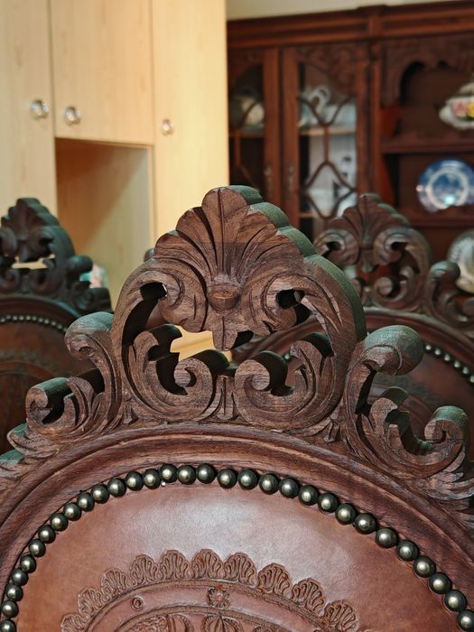 Conjunto de móveis de sala de jantar em castanho mogno maciço antigo