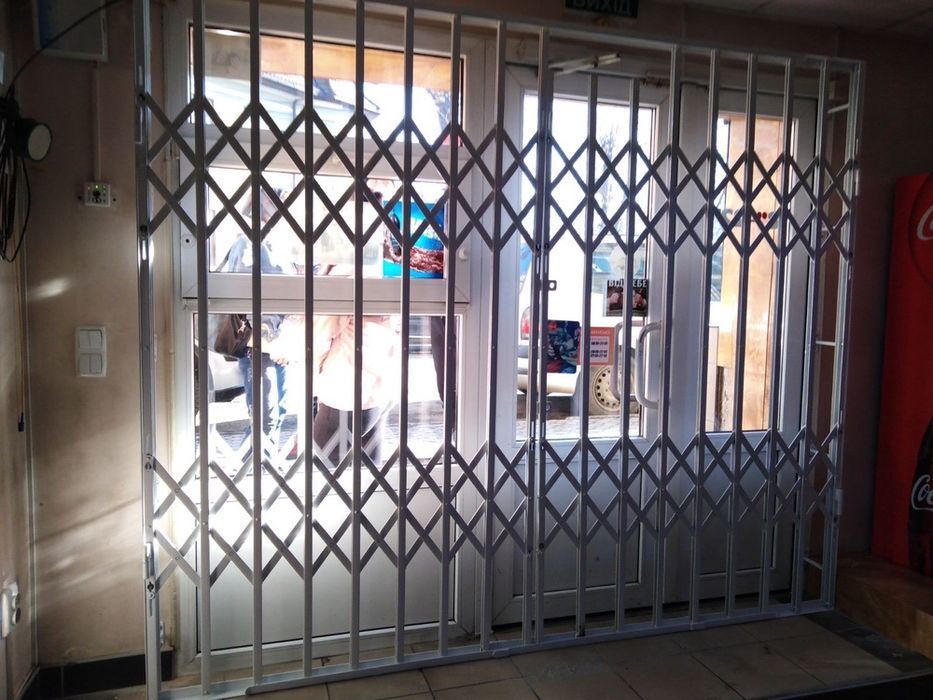 Раздвижные решетки для банков, офисов, витрин магазинов, шахт лифтов