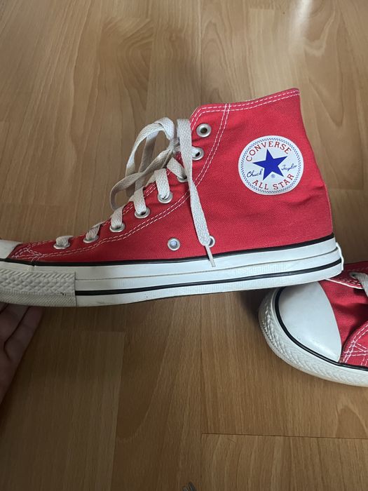 Orginalne conversy z kolorze czerwonym
