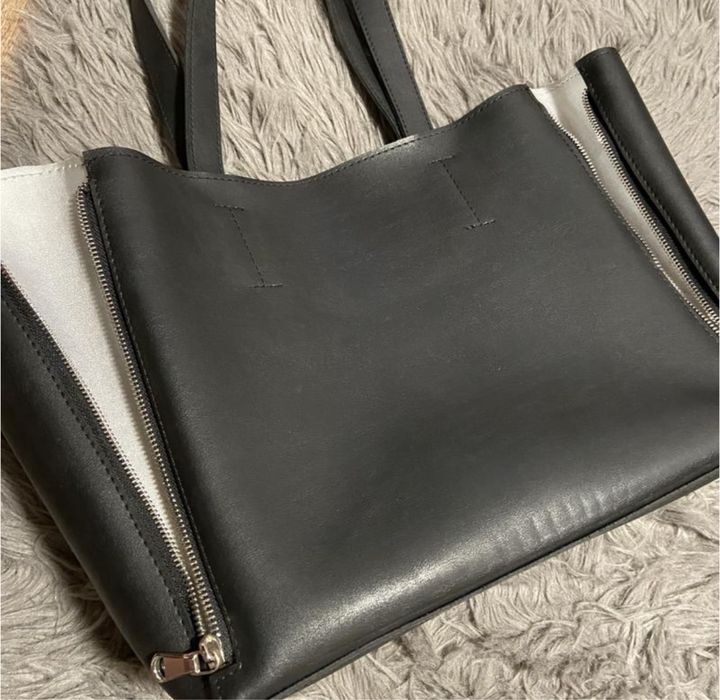 Жіночка сумка, чорного кольору, з короткими ручками