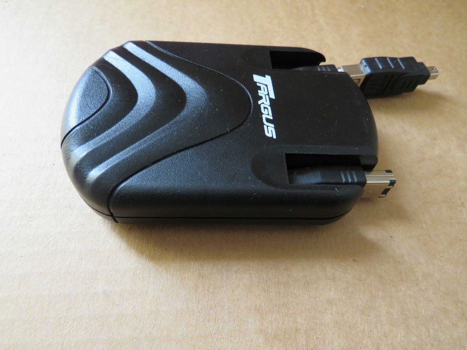Cabo FIREWIRE plano/flat extensível/retrátil Marca TARGUS Estado novo.