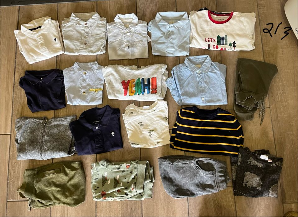 Centenas de peças de roupa de rapaz dos 2 aos 4 anos