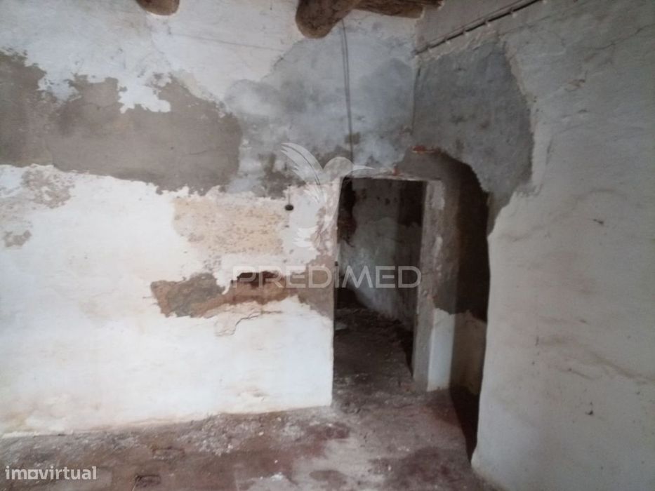 Moradia T6 para reconstrução no coração do Alandroal — com vista ma...