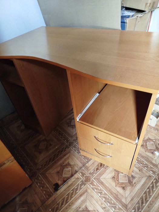 Письмовий стіл для школяра та офісу