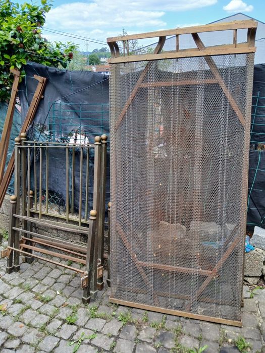 Cama antiga em metal e estrado em ferro