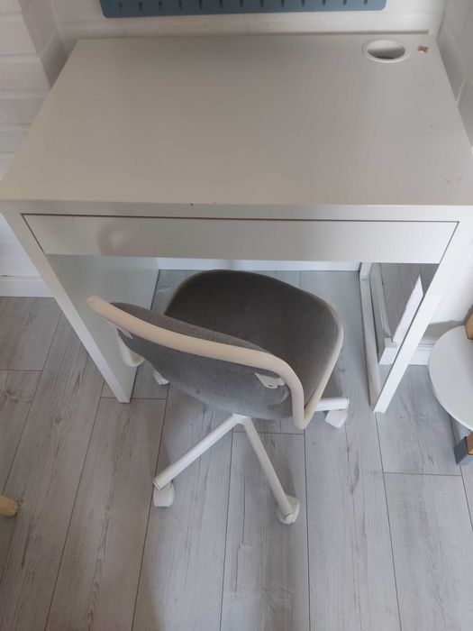 Biurko MICKE Ikea oraz krzesło obrotowe Ikea