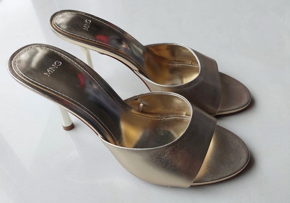 Sandálias douradas da Mango