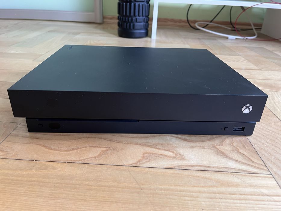 Xbox One X z dwoma padami i grami