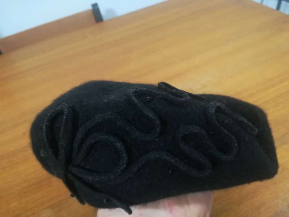 Beret wełniany zdobiony  czarny