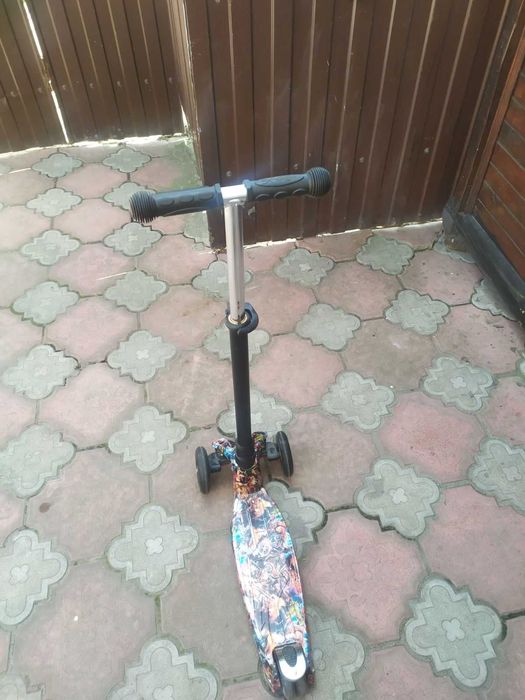 Продається дитячий самокат трьохколісний