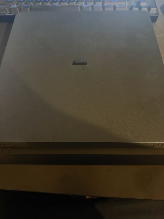 Konsola ps4 slim