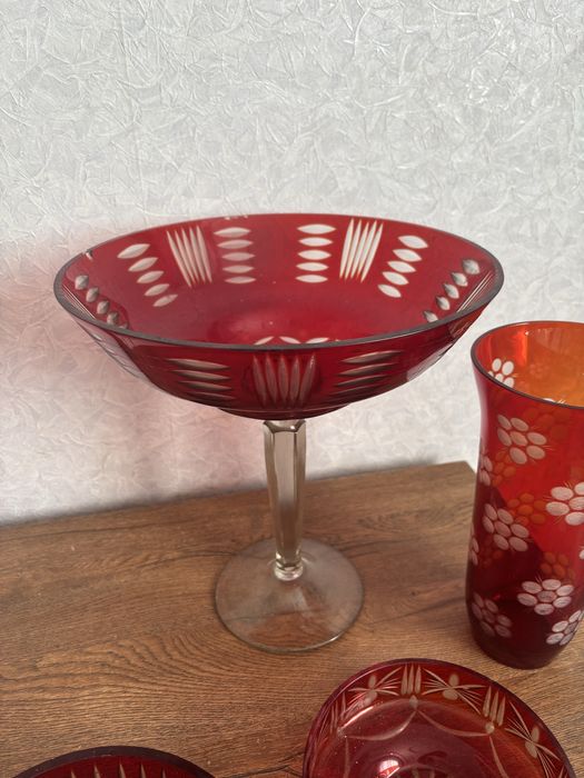 Радянські вироби з червоного різьбленого скла