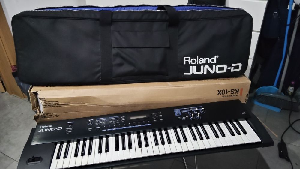 Sintetizador Roland Juno D .( Algumas teclas inoperacional ) Roland KS