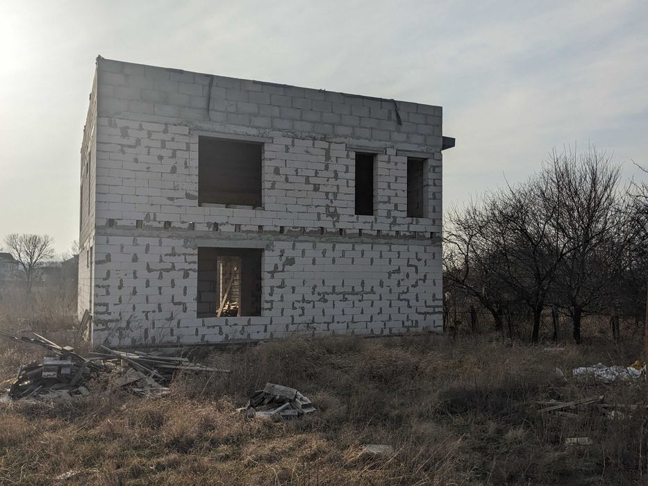 Двоповерховий капітальний будинок