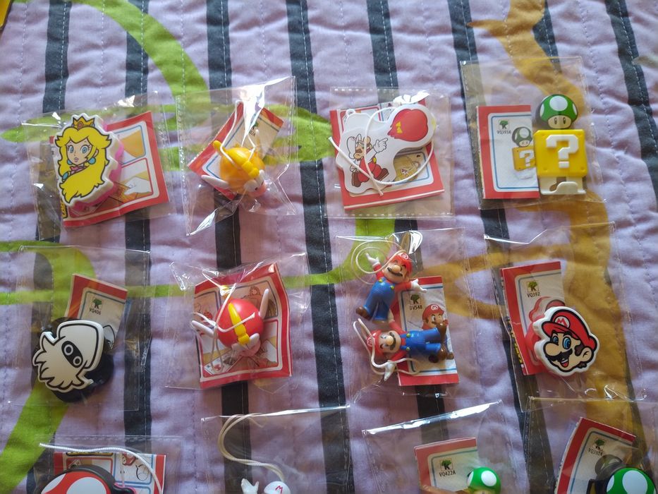 Conjunto de figuras Super Mário e Stranger Things  Kinder Joy