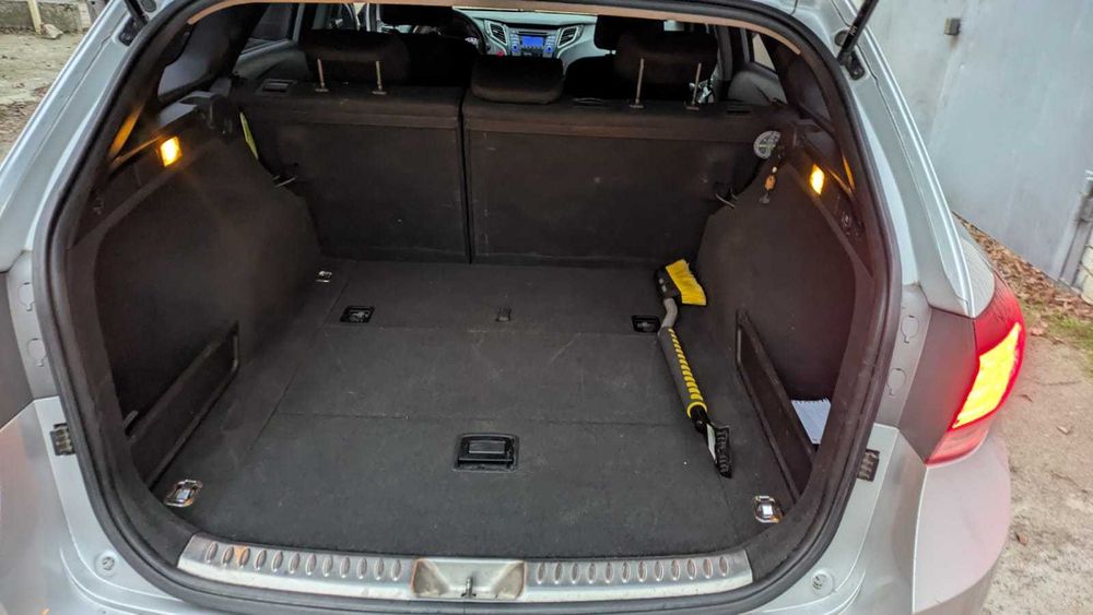 Продам симейний автомобыль