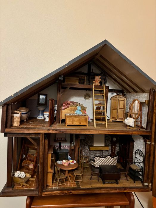 Casa de coleção para bonecas mobilada