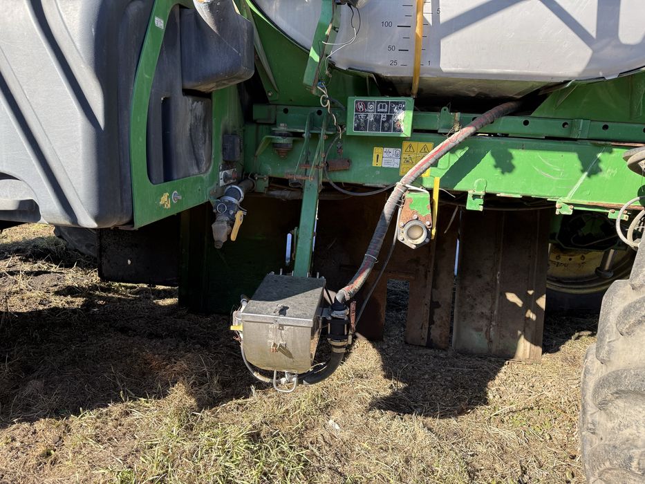 Самохідний обприскувач John Deere 4940