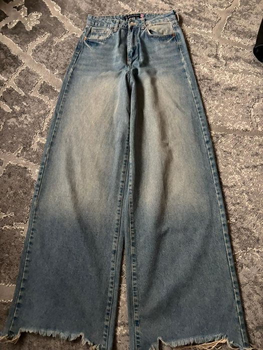 Джинси труби на дівчину