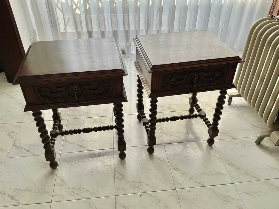 Mesinha de cabeceira em madeira Estilo século XVII