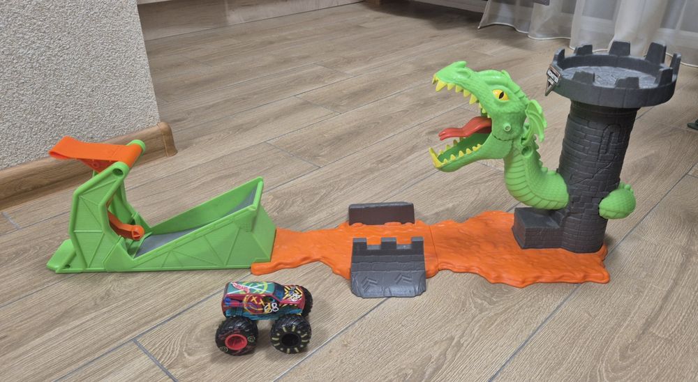 Трек Ігровий набір Monster Jam Dragon + машинка Hot Wheels