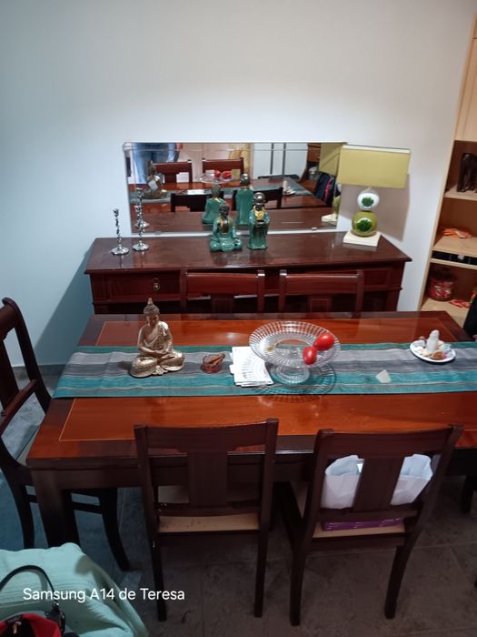 Mesa c/cadeiras e aparador em separado mogno na Amora