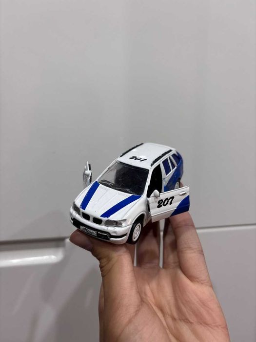 Model BMW X5 (E53) Paris-Dakar Rally #207 – metalowy die-cast, otwierane drzwi