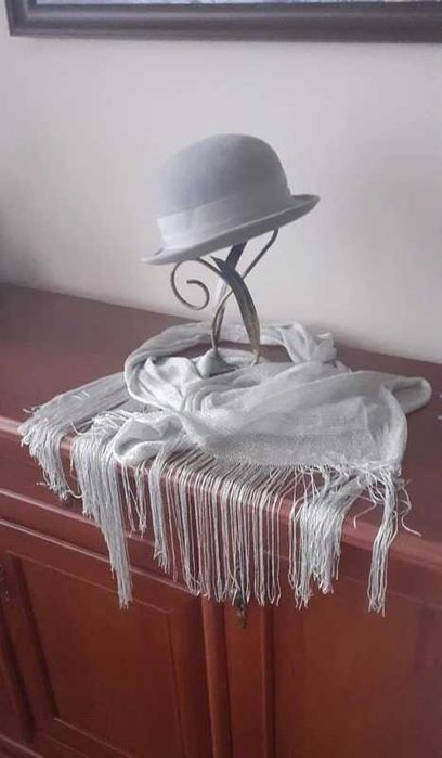 Jasnoszary aksamitny kapelusz + srebrny szal (elegancki zestaw)