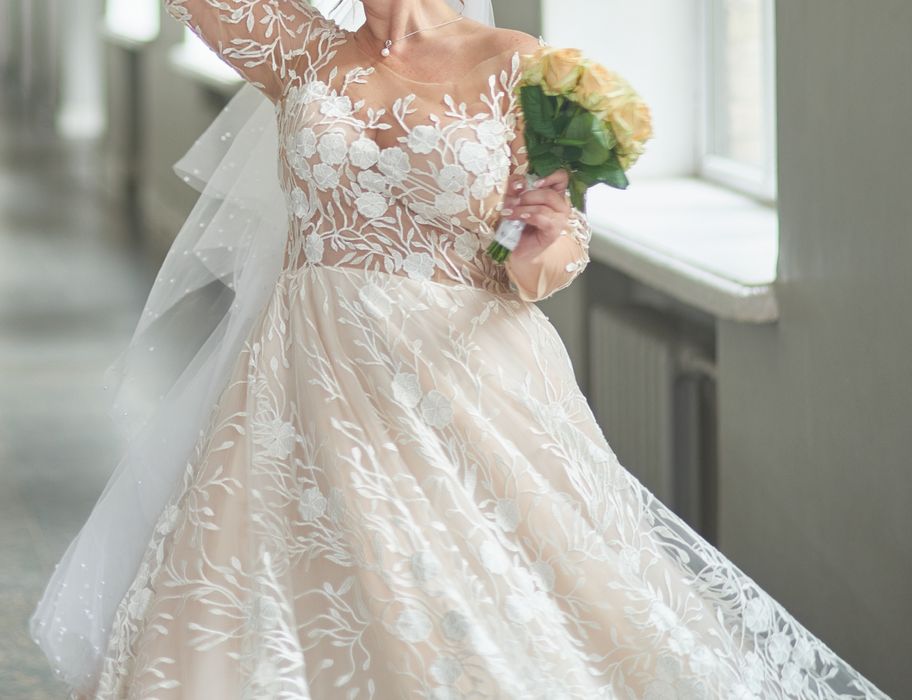 Продам весільну сукню з салону М - L-XL