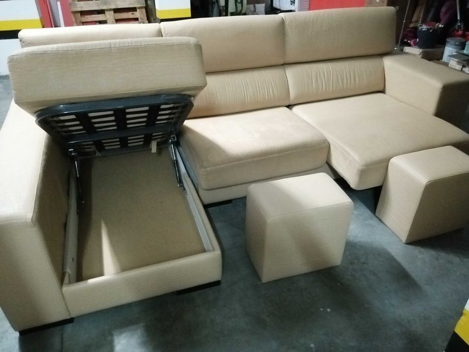 Sofá 3 lugares chaise long a direita c/ arrumo e 2 puffs