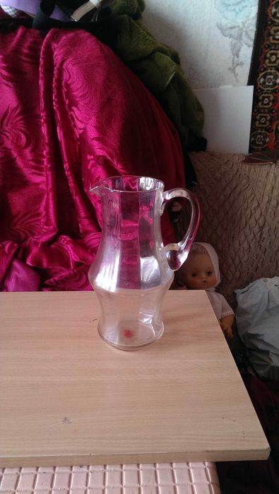 Винтажный стеклянный кувшин (графин) СССР с характерным фигурным сужением в средней части и удобной ручкой