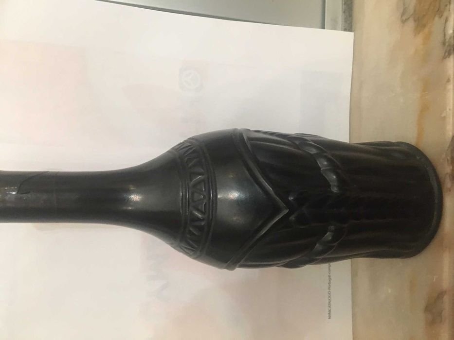 garrafa antiga vazia preta opaca  com a figura de Manco Capac