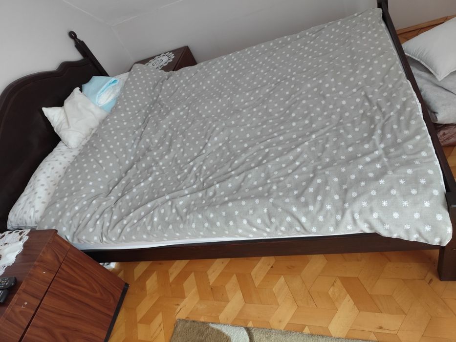 Łóżko z materacem