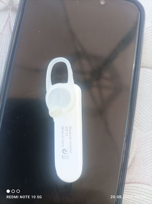 Biała słuchawka Bluetooth
