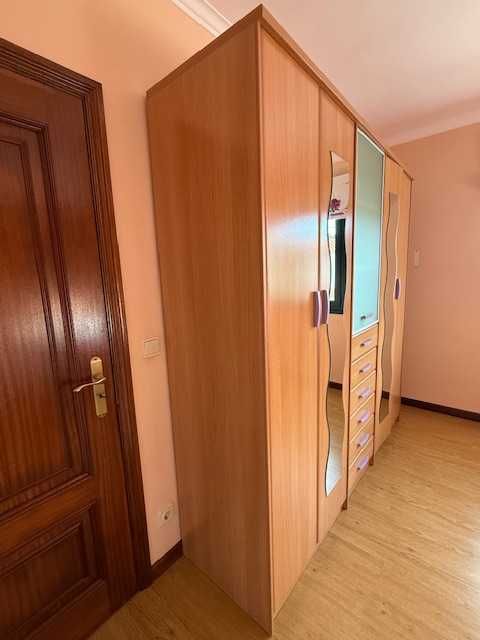 Quarto 2 camas indivduais com roupeiro