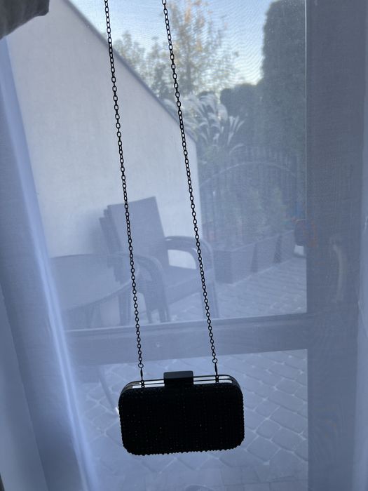 Czarna torebka kopertówka z cyrkoniami na wesele