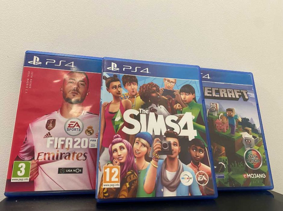 Playstation 4 Slim otimo para jogos com 3 jogos de CD como FIFA20