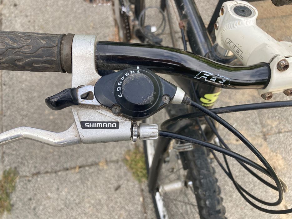 Bicicleta boa que precisa de manutenção.