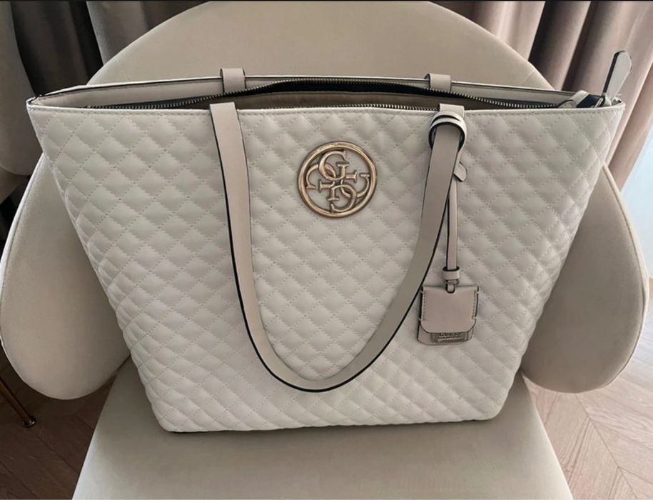 Pikowana torebka Guess