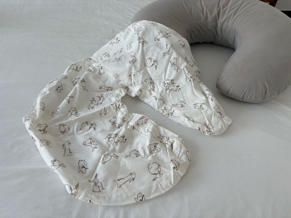 Almofada de amamentação cinzenta + capa branca c coelhos IKEA