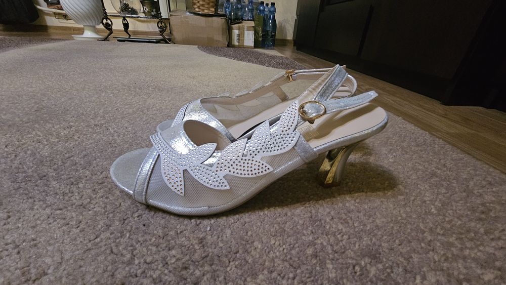 Sandałki białe ozdobne roz. 40